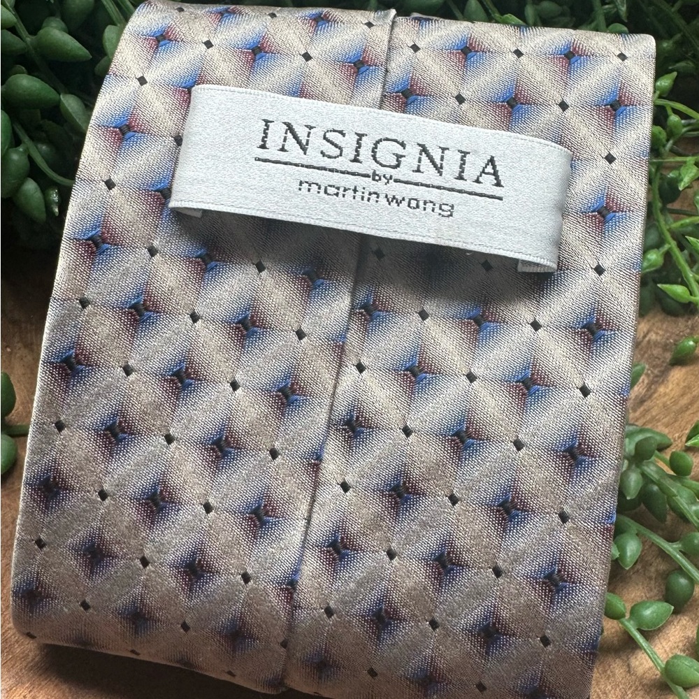 Insignia by Martin Wong Men's tie Gray with blue diamonds